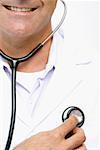 Gros plan d'un médecin de sexe masculin examine lui-même avec un stéthoscope