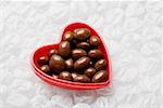 Gros plan de chocolats dans un récipient en forme de coeur