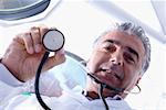 Faible angle vue d'un médecin de sexe masculin tenant un stéthoscope