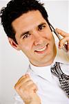 Portrait d'un homme d'affaires, parler sur un téléphone mobile et souriant
