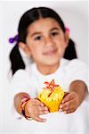 Portrait eines Mädchens hält ein cupcake