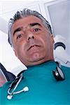 Porträt des männlichen Chirurgen mit einem Stethoskop um den Hals