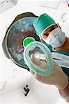 Portrait d'un chirurgien mâle tenant un masque à oxygène