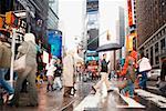 Touristes traversant la State Route, New York City, New York, USA