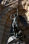 Statues sur le bâtiment, Paris, France