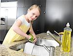 Kleine Mädchen waschen Gerichte