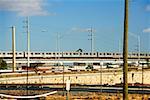 Vue d'angle faible d'un train de passagers sur un pont de chemin de fer, Miami, Floride, USA