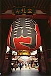Japanische Laterne hängen das Tor in einem Tempel, Kaminarimon Tor, Asakusa-Kannon-Tempel, Asakusa, Präfektur Tokyo, Japan