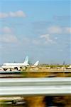 Avion décolle à une piste de l'aéroport, Miami, Floride, USA