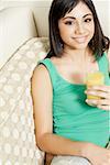 Portrait d'une jeune fille tenant un verre de jus d'orange