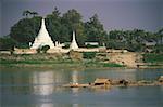 Pagode le long d'un fleuve Ayeyarwady, au Myanmar