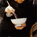 Gros plan d'un homme senior manger avec des baguettes, Xian, Chine