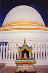 Statue de Bouddha en face d'un pagode, Sagaing, Myanmar