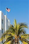 Faible angle vue du drapeau américain sur un bâtiment, Miami, Floride, USA