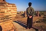 Vue arrière d'un homme regardant des pagodes, Bagan, Myanmar