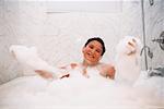 Portrait d'un garçon dans un bain moussant