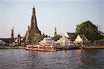 Temple sur la rive d'une rivière, Wat Arun, Bangkok, Thaïlande