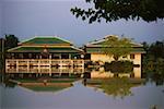 Réflexion des DCI dans l'eau, Sukhothai, Thaïlande