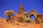 Vue angle faible sur les ruines d'une pagode, Bagan, Myanmar