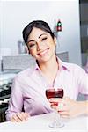 Portrait d'une femme tenant un verre