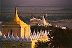 Vue grand angle d'un pagode, Sagaing, Myanmar