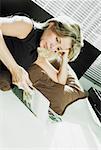 Gros plan d'une femme adulte milieu allongé sur le lit et en lisant un magazine