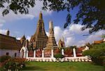 Vue d'angle faible d'un temple, le Wat Arun, Bangkok, Thaïlande