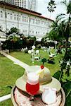 Singapur Sling mit einem Hut auf einem Tisch in einer Stadt, Garten, Raffles Hotel Singapur, Singapur