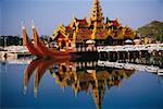 Palais sur une barge dans un lac, Mandalay, Myanmar