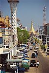 Vue d'angle élevé du trafic sur la route, Yangon, Myanmar