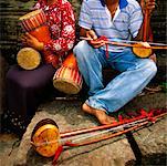 Gros plan de deux musiciens dans un temple, le Temple de Ta Prohm, Angkor, Siem Reap, Cambodge