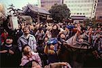 Grand groupe de personnes recherchant, préfecture de Tokyo, Japon