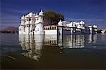 Reflexion eines Hotels in einem See, Lake Palace, Lake Pichola, Udaipur, Rajasthan, Indien