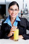Portrait d'une femme d'affaires avec un verre de jus d'orange