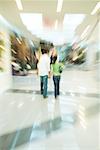 Paar Wandern im Einkaufszentrum, Rückansicht, Bewegungsunschärfe