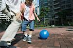 Vater und Sohn spielen Ball, Bewegungsunschärfe