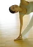 Cours de yoga, femme faisant position triangle
