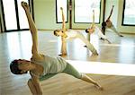Cours de yoga fait triangle pose