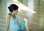 Cours de yoga, femme assise avec le genou vers le haut