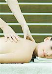 Femme jouissant de massage du dos