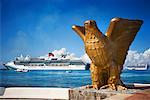 Adler Statue, Kreuzfahrtschiff im Hintergrund, Cozumel, Mexiko