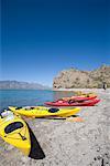 Kayaks, mer de Cortez, échoués sur les plages Baja, Mexique