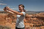Femme prenant autoportrait, Parc National de Bryce Canyon, Utah, USA
