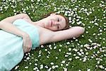 Frau liegend auf Gras