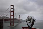 Trouveur de vue donnant sur le Golden Gate Bridge, San Francisco, USA