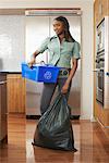 Femme avec recyclage Bin et le sac à ordures