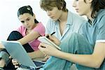Adolescents amis ensemble à l'aide d'ordinateur portable
