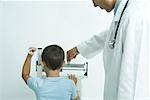 Junge stehend auf der Skala am Arztpraxis