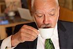 Homme d'affaires mature boire une tasse de café