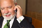 Reifer Geschäftsmann telefonieren mit einem Handy